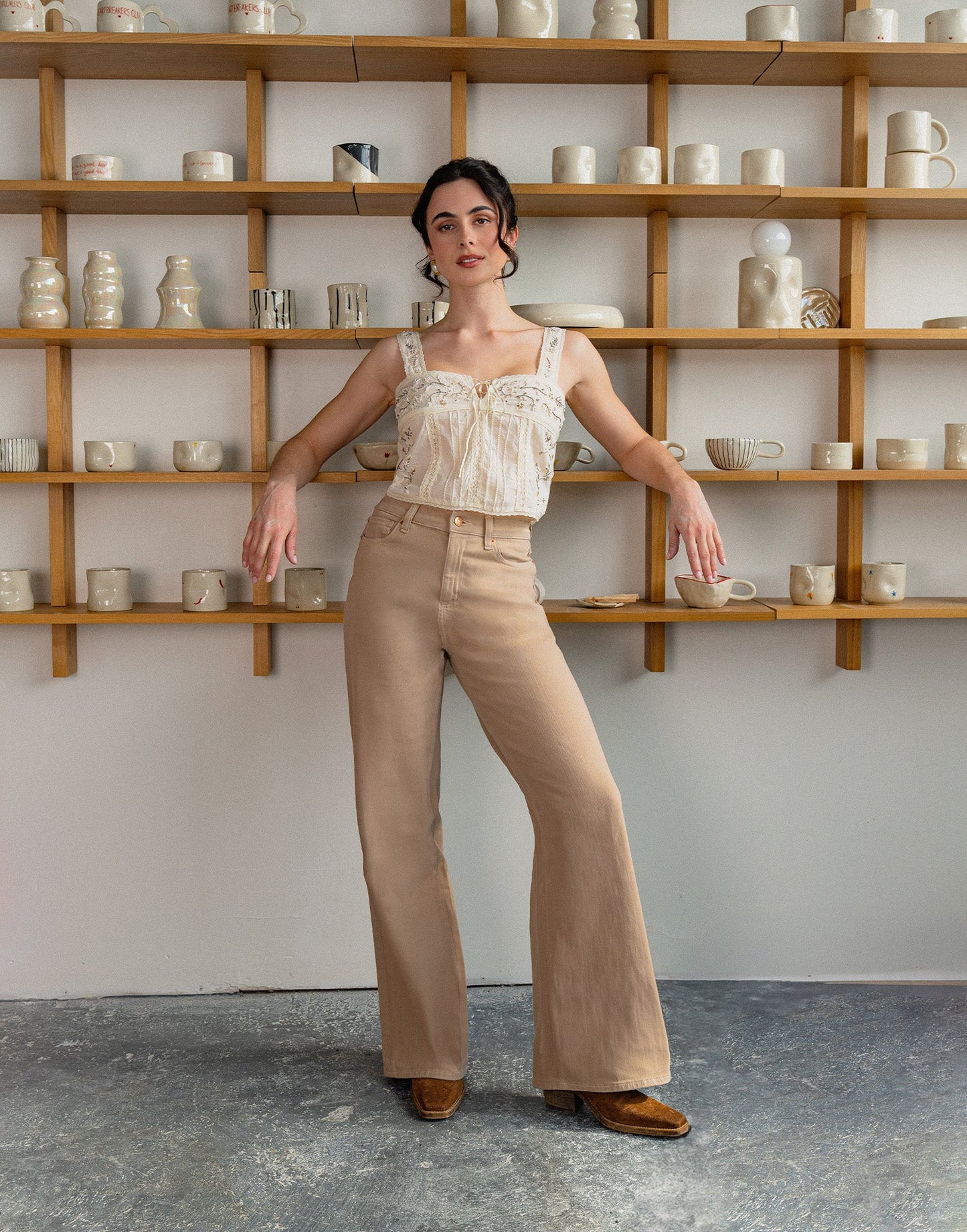 Lily - very flared cut - high waist - pampas color - 32'' inseam