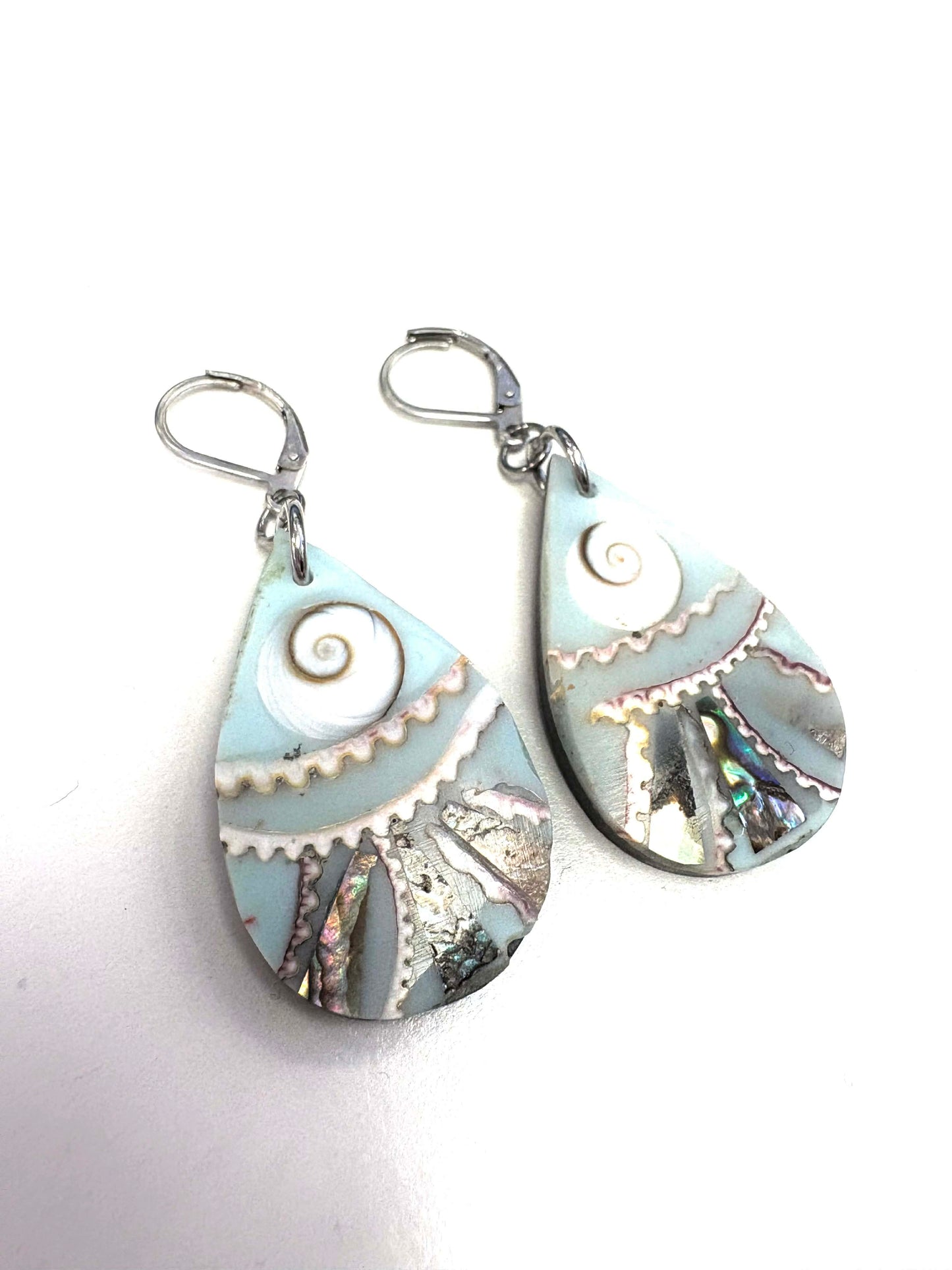 Shell-adorned teardrop earrings - Adventure Red