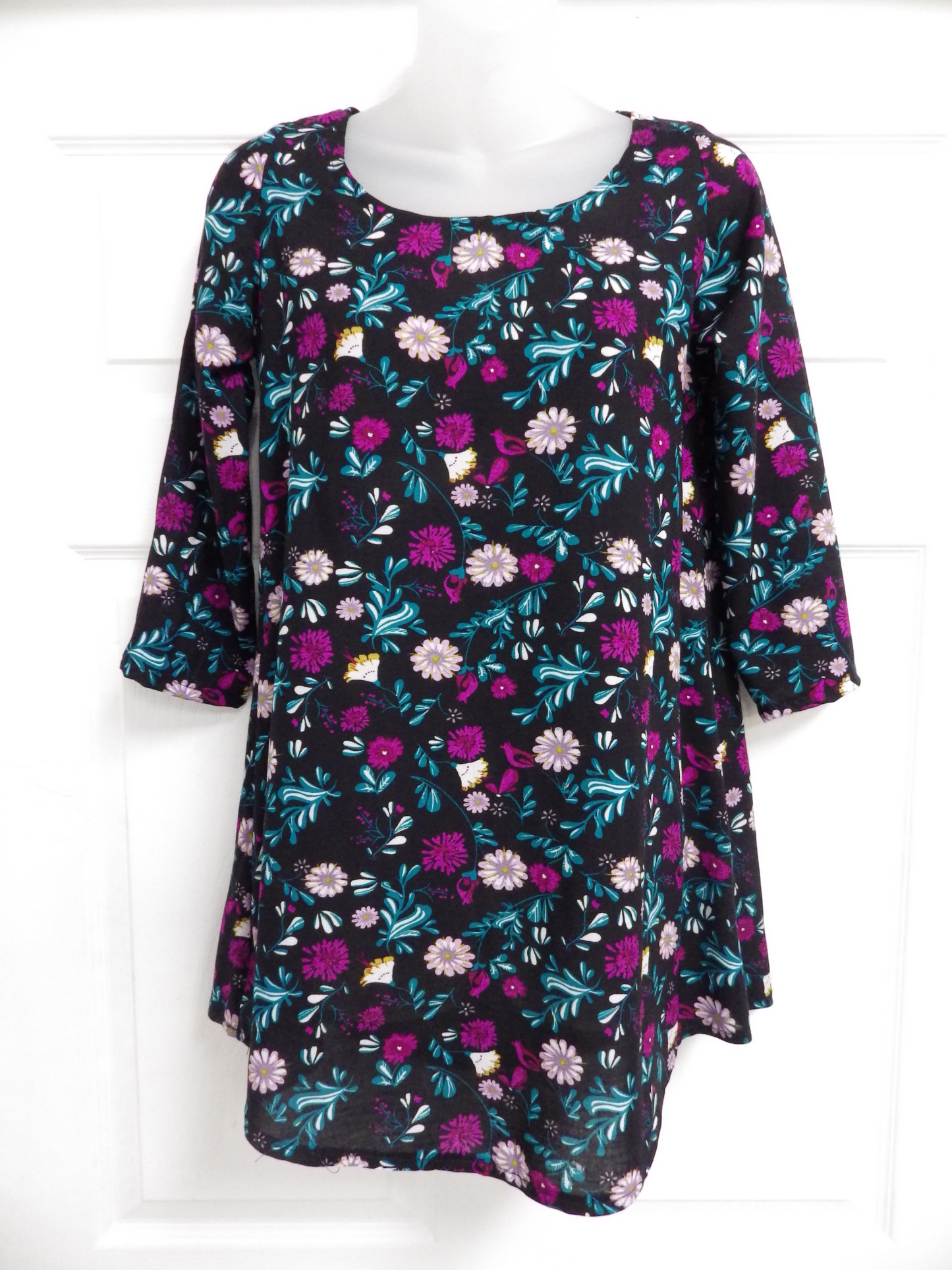 Chandail Chantal Côté noir avec fleurs mauves et vertes