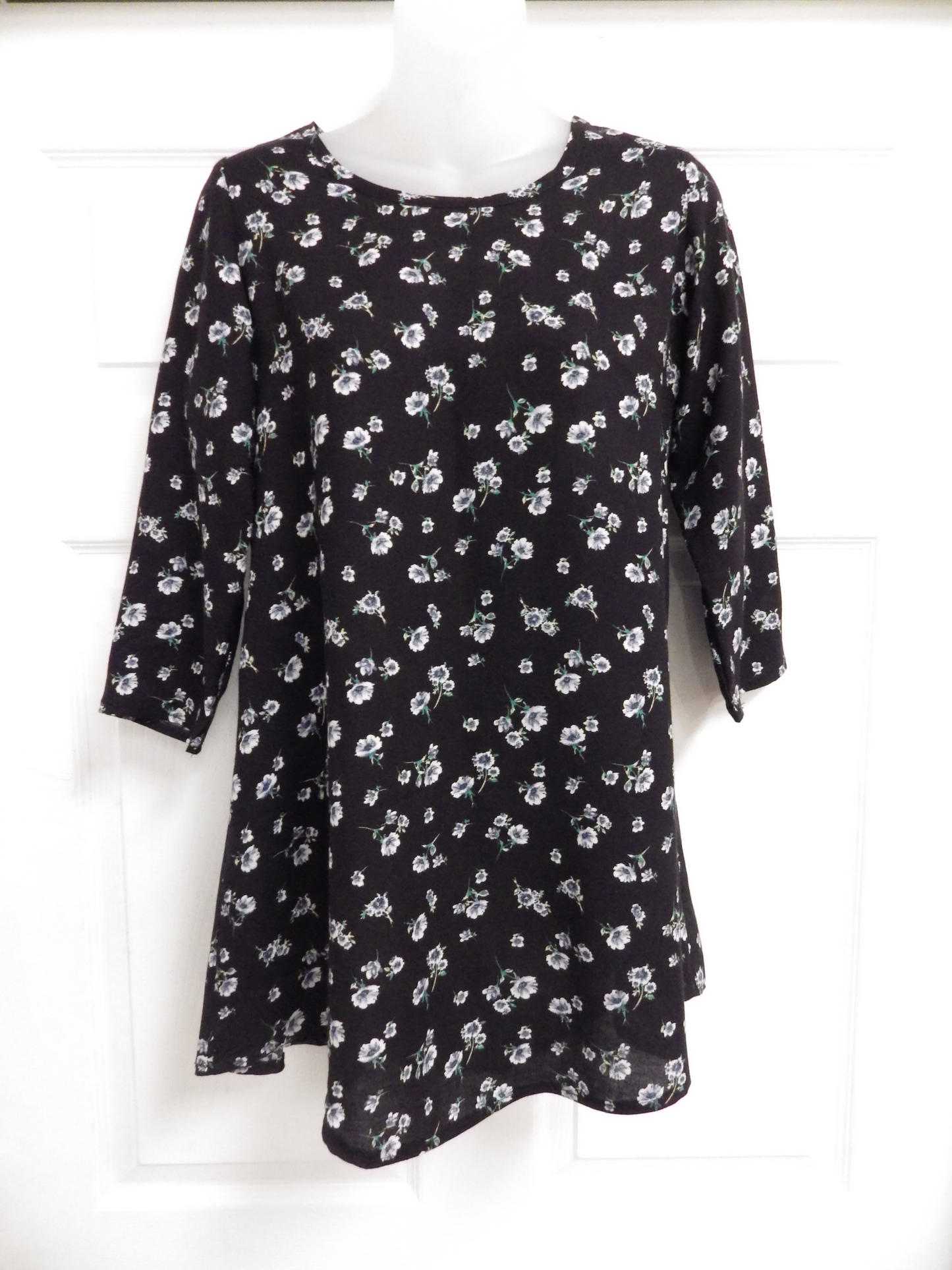 Chandail Chantal Côté noir avec fleurs bleues