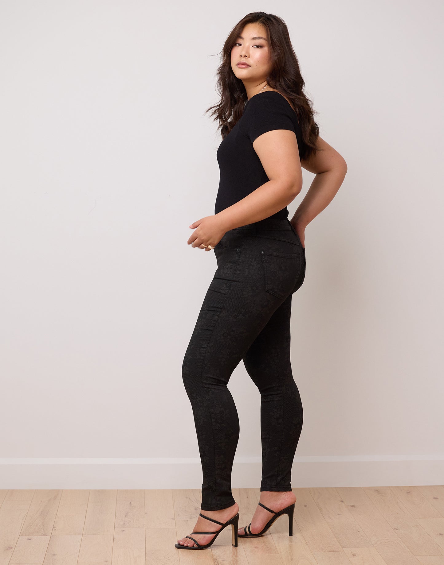 RACHEL - Coupe Étroite - Taille classic -  Entre jambe 30 - NOIR FLORAL - 2276BK - Yoga Jeans
