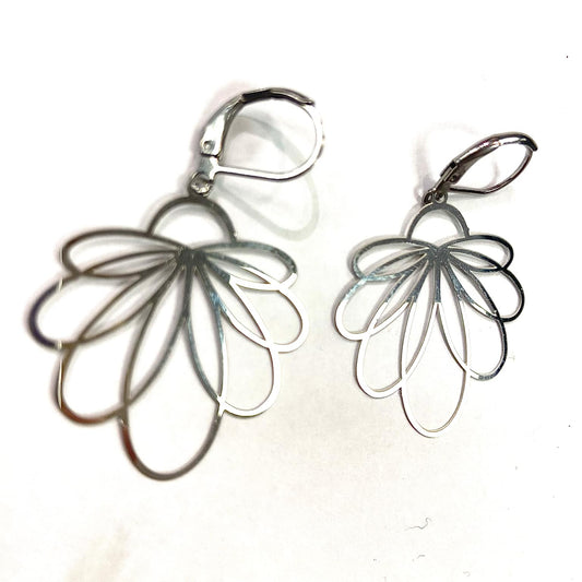 Boucles d'oreilles - Fleur linéaire couleur argent - Rouge Inox