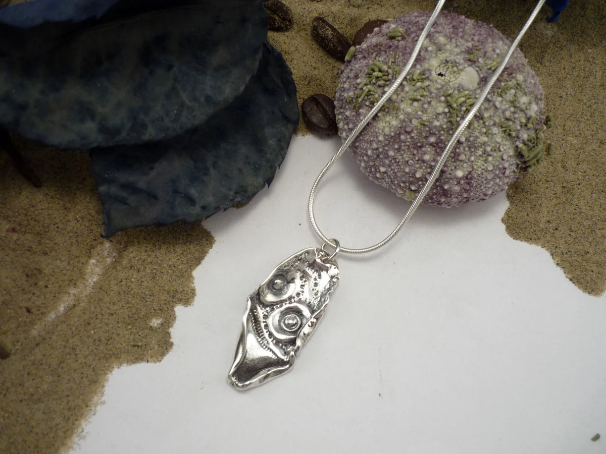 Feuille primitive, pendentif unique en argent sterling - empreinte de coquillage d'oursin, inspiration bord de l'eau - Marie-Êve Bordeleau