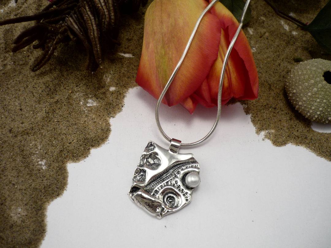 Murmure d'oursin, pendentif unique inspiré du bord de la mer