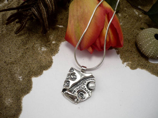 Murmure d'oursin, pendentif unique inspiré du bord de la mer
