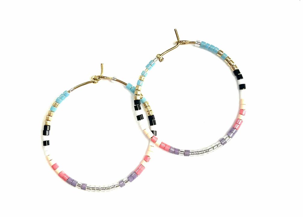 Boucles d’oreilles en anneau avec perles  (3 variantes de couleurs différentes)