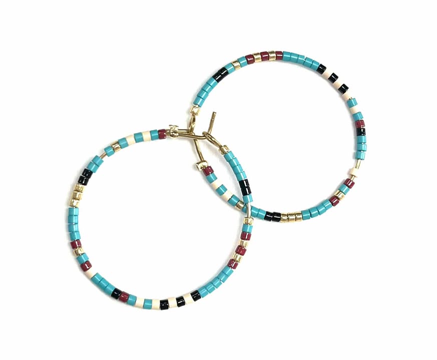 Boucles d’oreilles en anneau avec perles  (3 variantes de couleurs différentes)