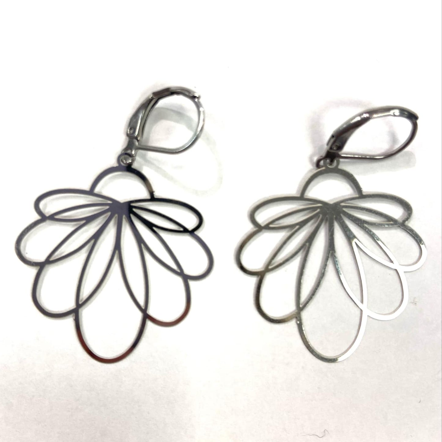 Boucles d'oreilles - Fleur linéaire couleur argent - Rouge Inox