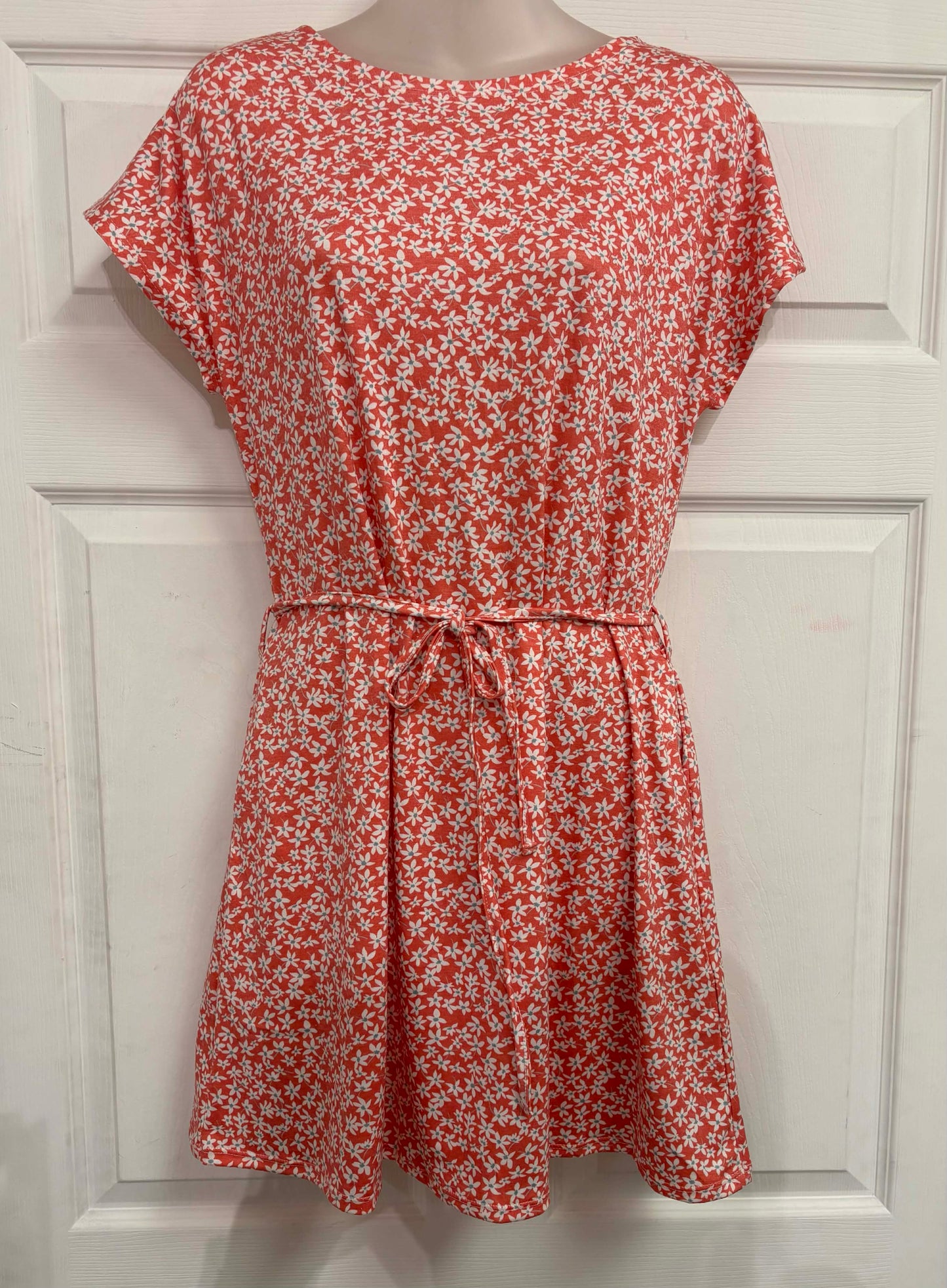 JS06 Daisy Red - Robe ceinturée à manches courtes - Imprimé fleuri - Kozii