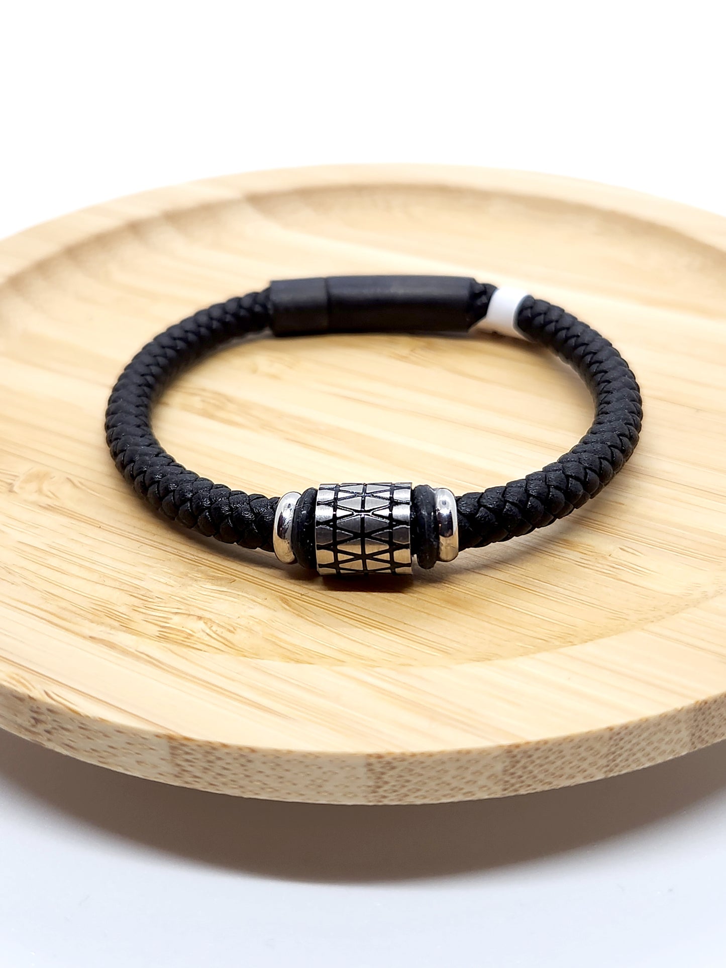 Bracelet de cuir noir  grandeur 19 - Création Fish