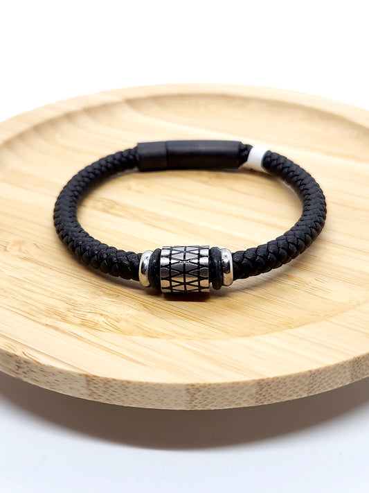 Bracelet de cuir noir  grandeur 19 - Création Fish