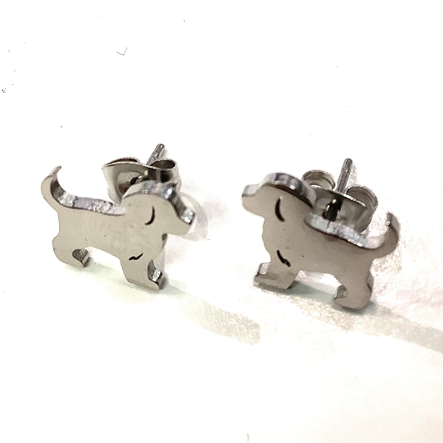 Boucles d'oreilles - Chiot de profil - 3 variantes - or, argent ou noir - Rouge Inox