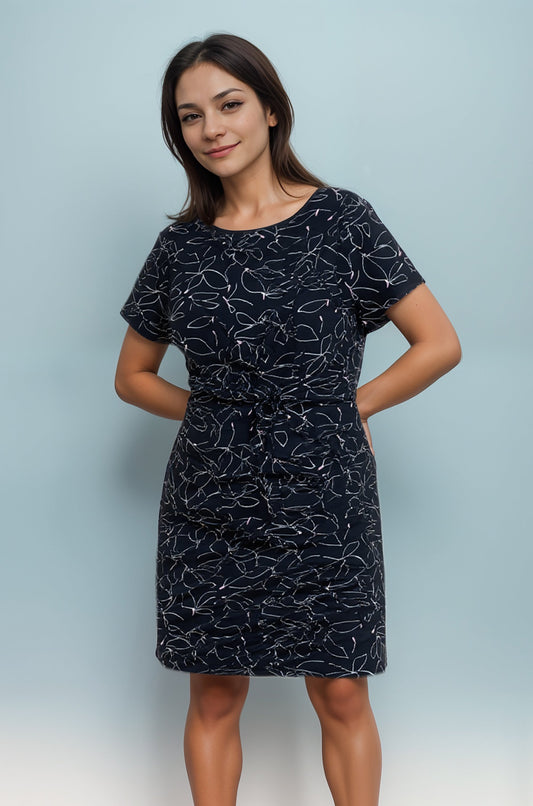 JS06 Windy leaves - Robe ceinturée à manches courtes – Imprimé feuillage noir, blanc & rose