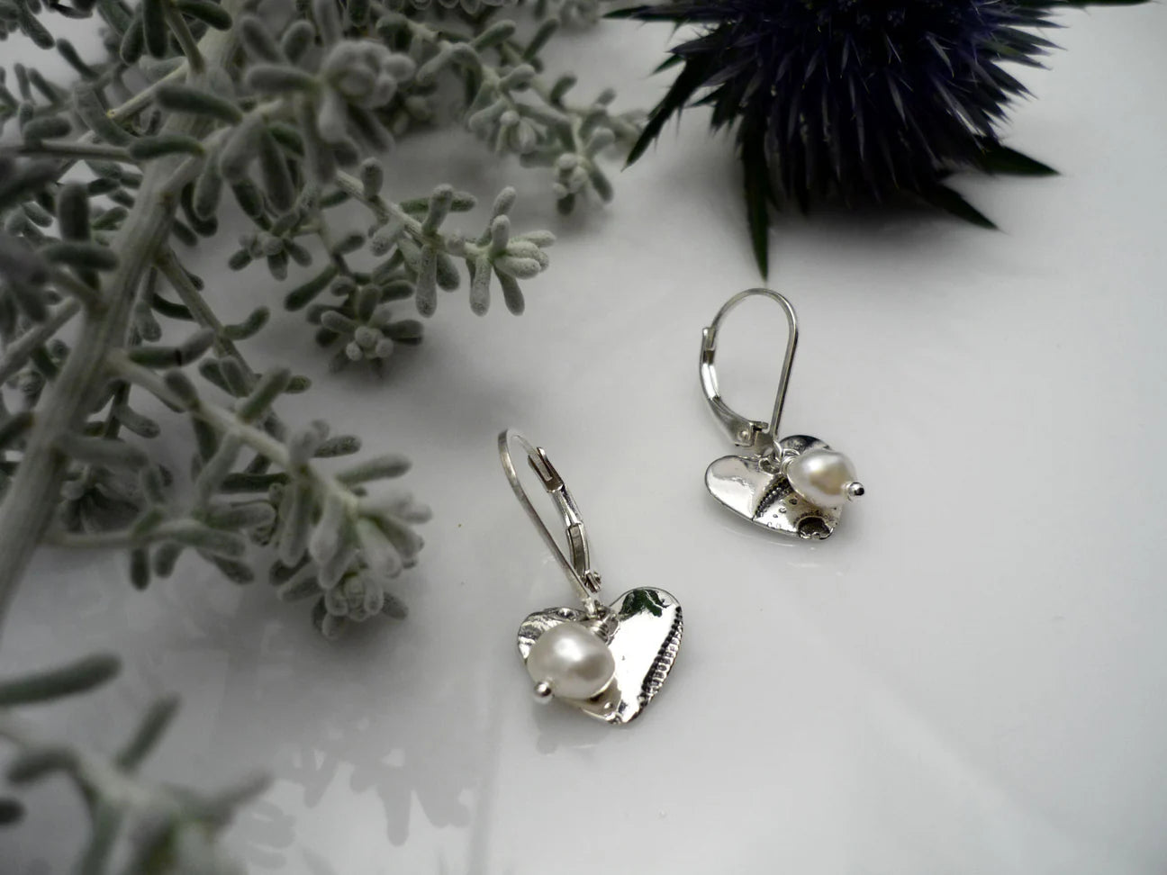 PETITS COEURS PERLÉES, boucles d'oreilles argent sterling et perle