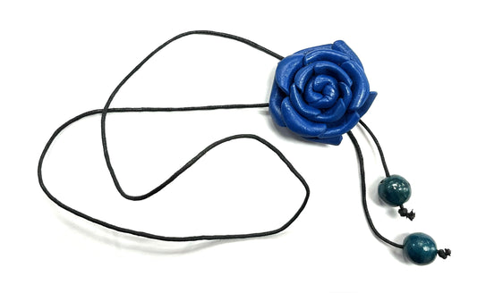 Collier Fleur de cuir RI57 - Bouton de rose - Bleu - Rouge Import