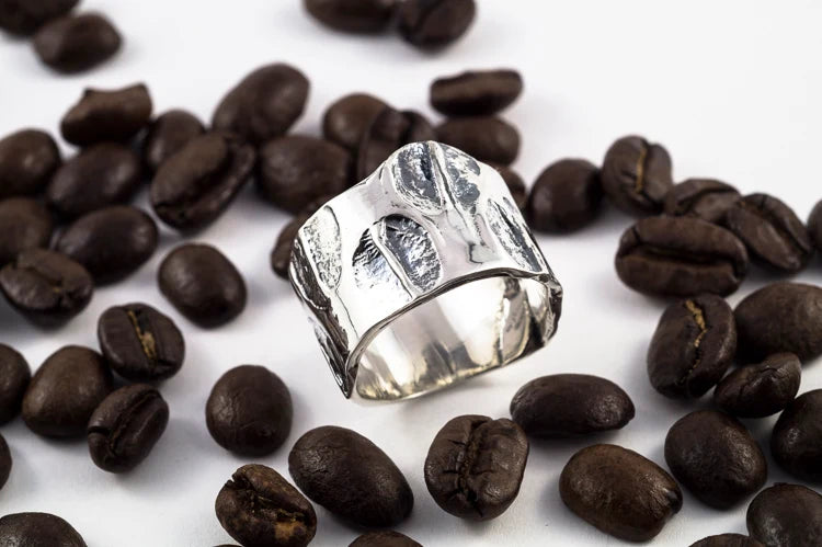 JONC BARISTA-F, jonc en argent sterling avec des empeeintes de grains de café - Marie-êve Bordeleau