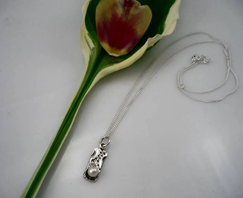 ÉNERGISANT PERLÉ, pendentif petit rectangle en argent sterling et perle d'eau douce - Marie-Êve Bordeleau