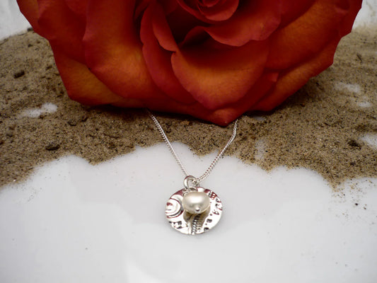 LUNE PERLÉE, pendentif en argent sterling et perle d'eau douce pendante - Marie-Ève Bordeleau