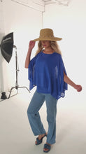 Charger et lire la vidéo dans la visionneuse de la Galerie, CATHIANA - Poncho bleu
