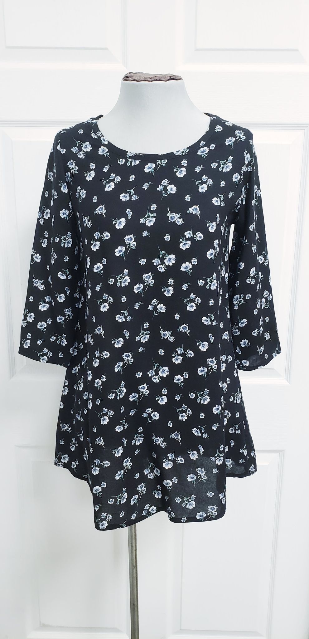 Chandail Chantal Côté noir avec fleurs bleues