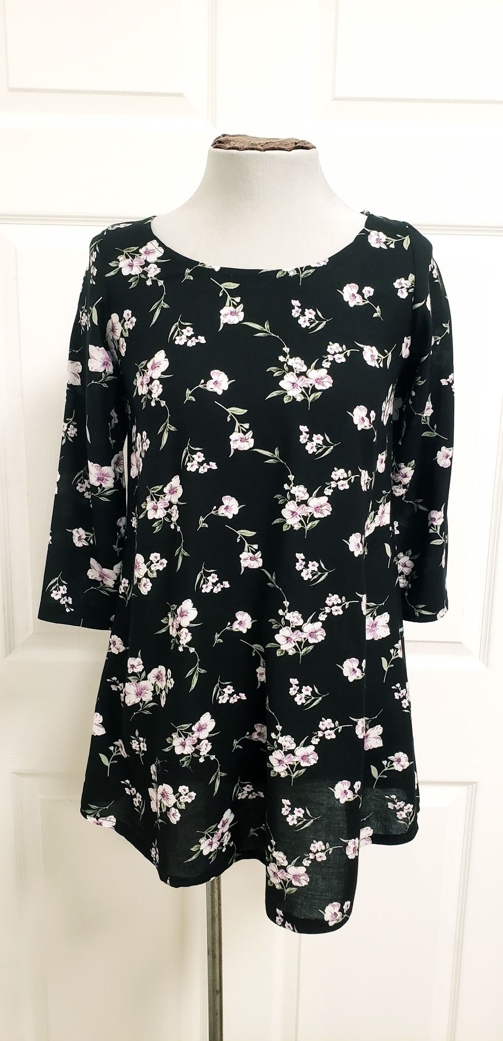 Chandail Chantal Côté noir avec fleurs roses