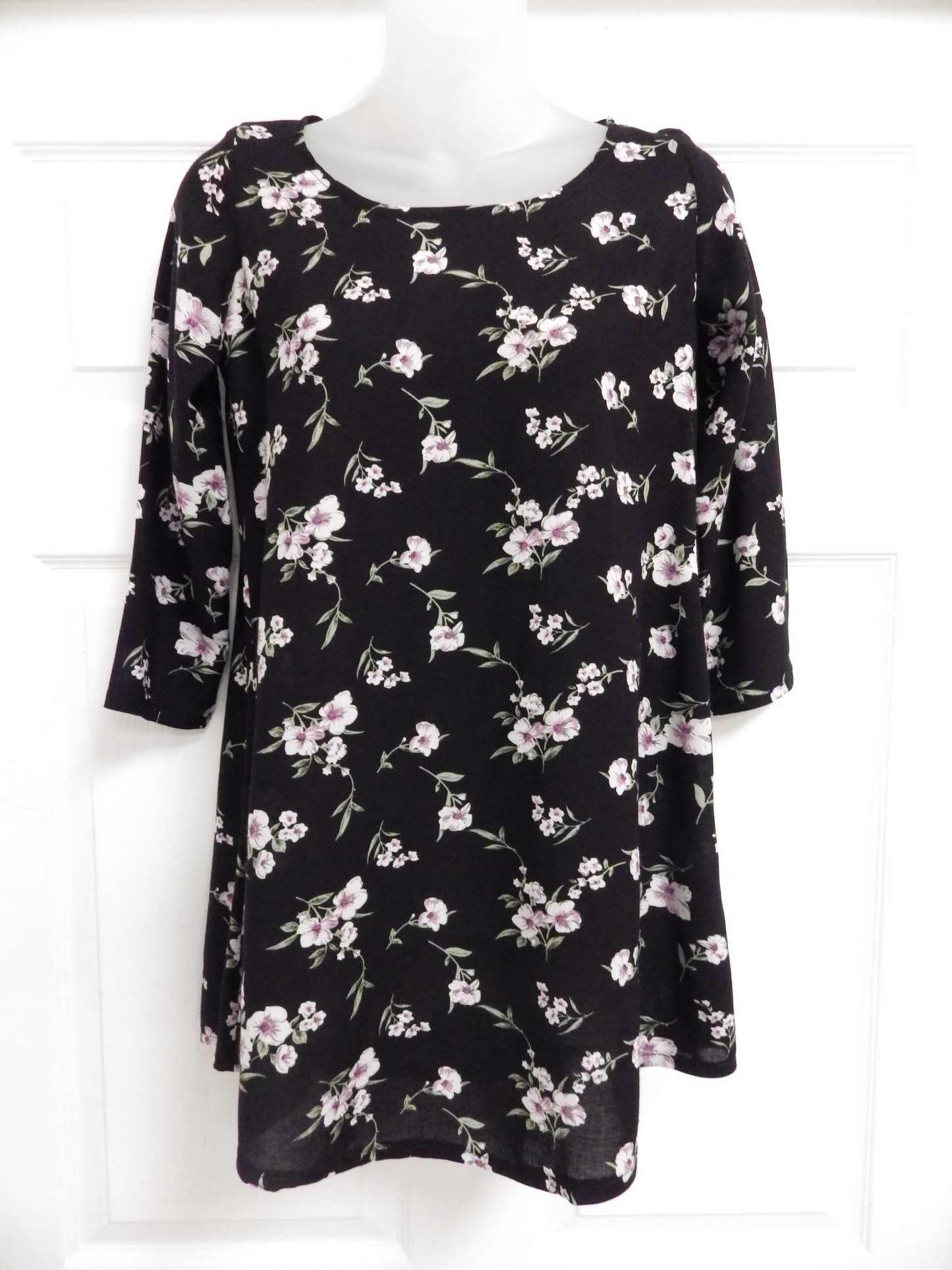 Chandail Chantal Côté noir avec fleurs roses