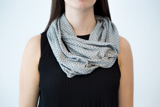 Foulard Baluchon gris pâle à pois