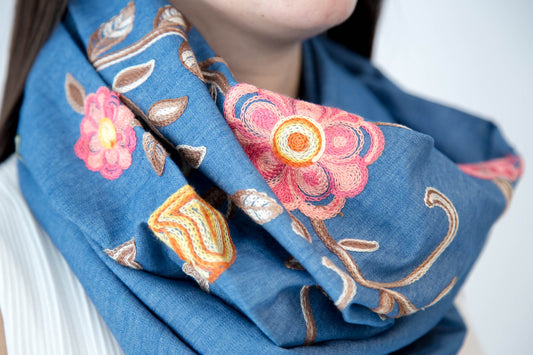 Foulard Baluchon jeans fleurs brodées