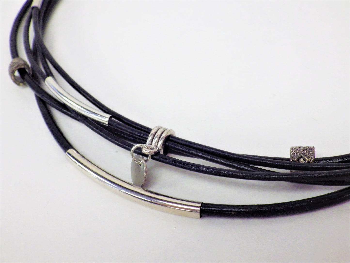 Collier/Bracelet noir, attache verte, tubes et médaillon argent  - MJ Bijoux