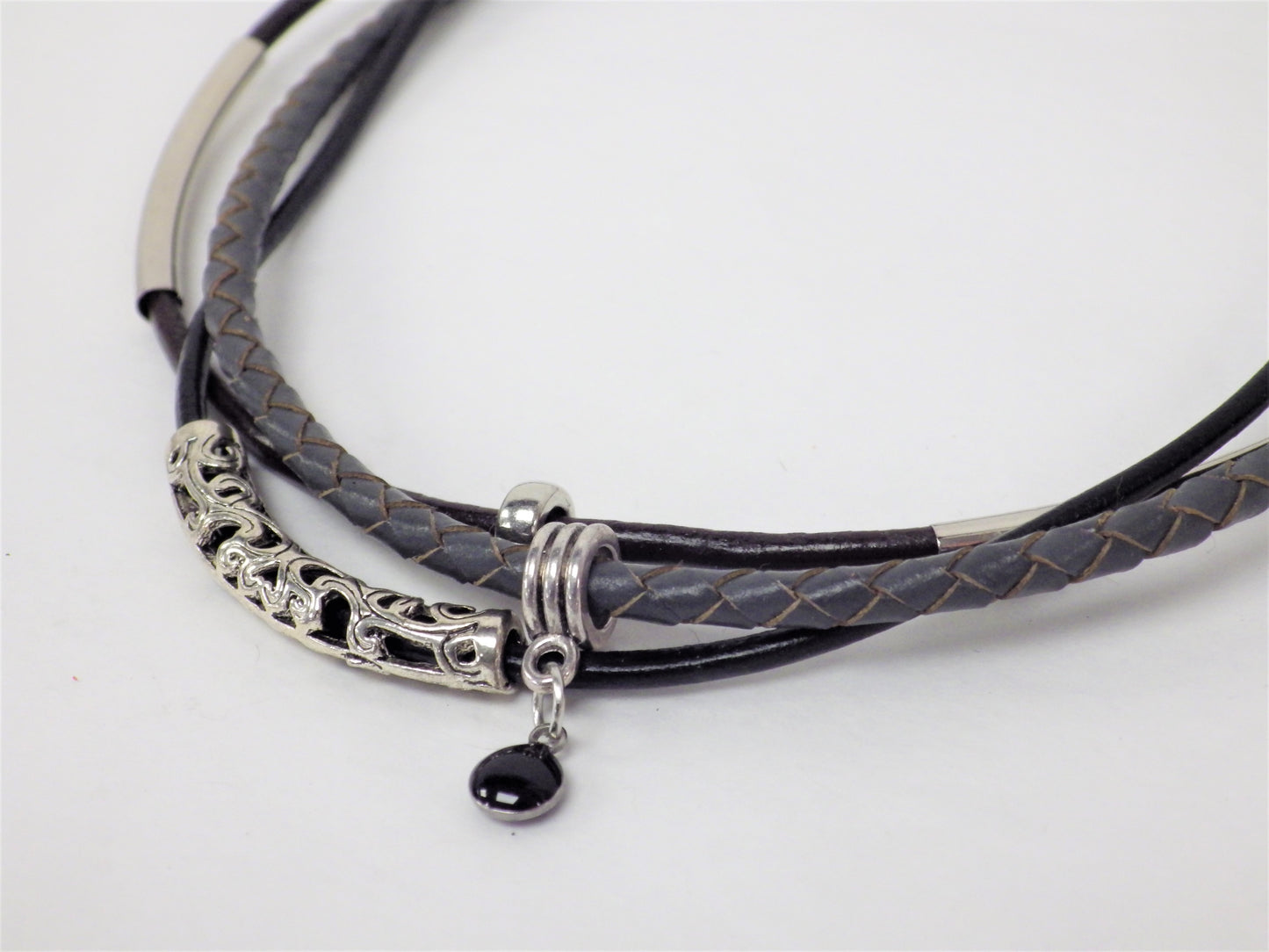 Collier/Bracelet noir et brun foncé, tresse grise, médaillon noir - MJ Bijoux